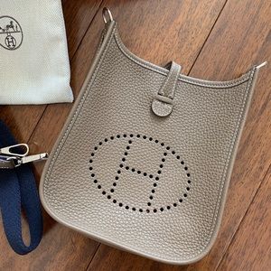 Hermes Taurillon Clemence Amazone
Evelyne TPM Etoupe Bleu Indigo mini Evelyne